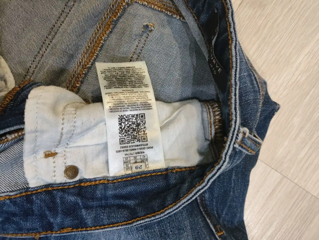 Продам джинсы GUESS размер 29