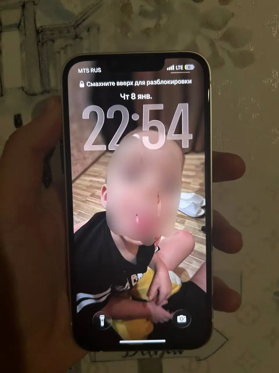 iPhone 13 с разбитой задней крышкой и АКБ 96%