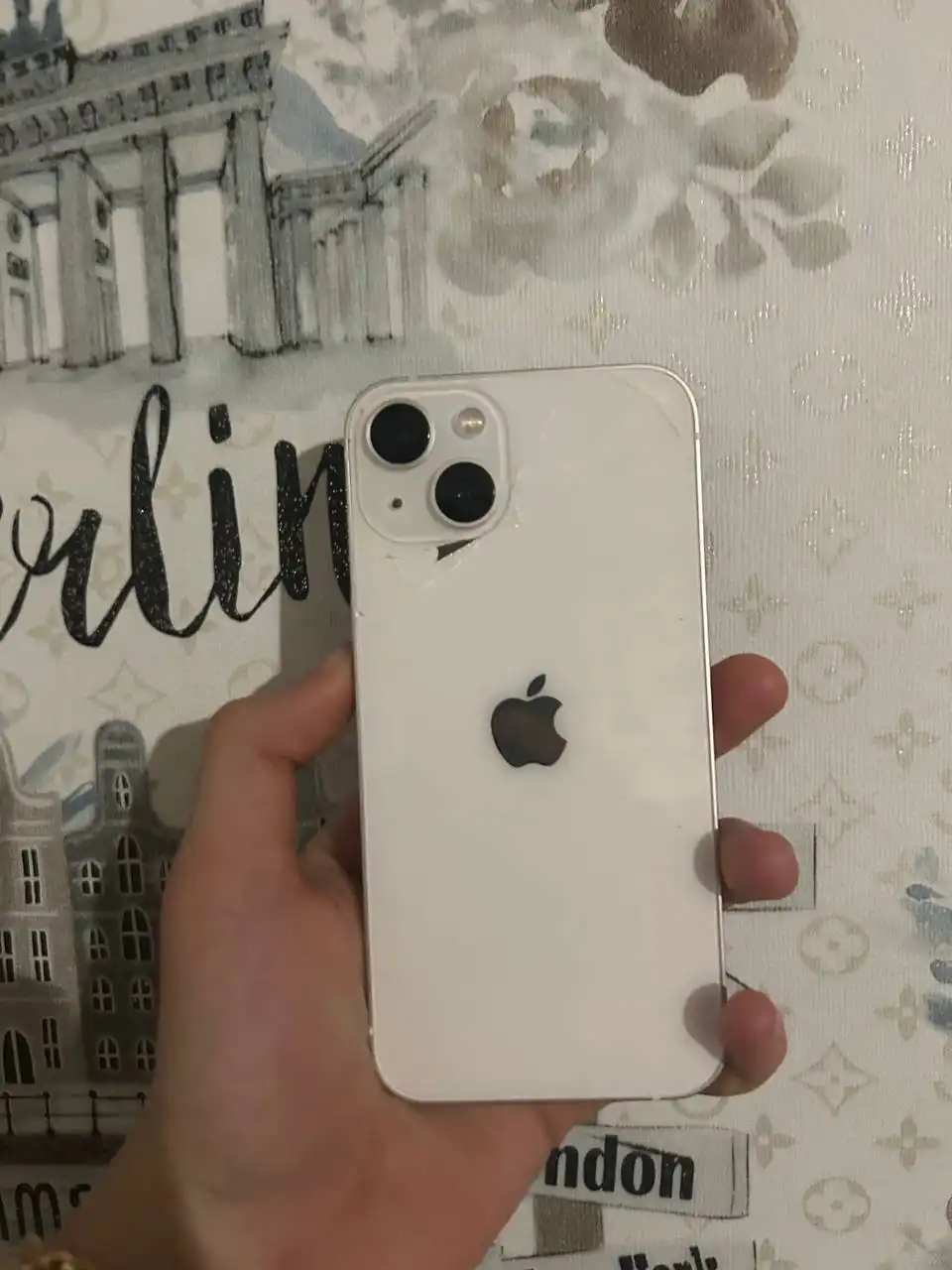 iPhone 13 с разбитой задней крышкой и АКБ 96%