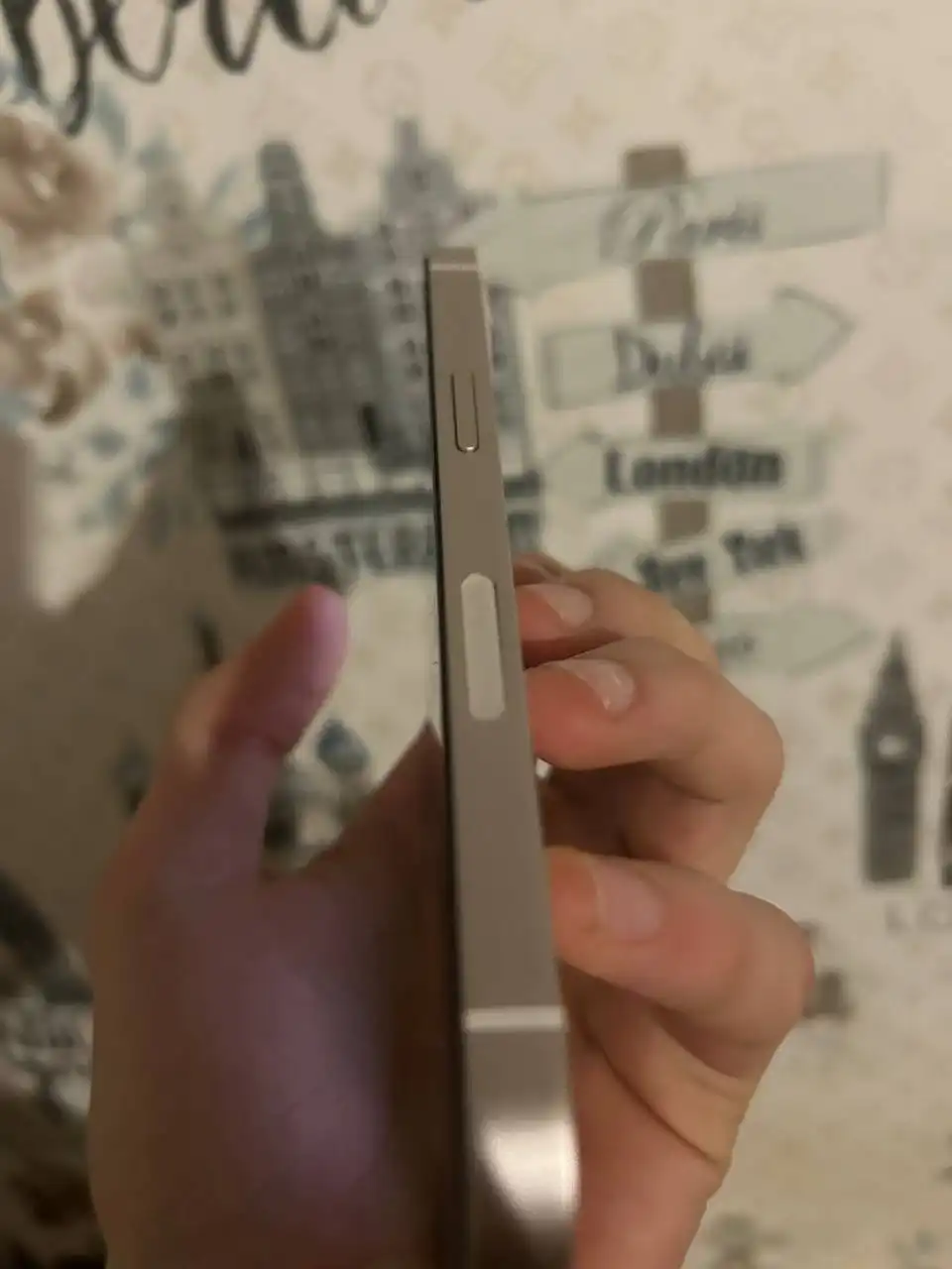 iPhone 13 с разбитой задней крышкой и АКБ 96%