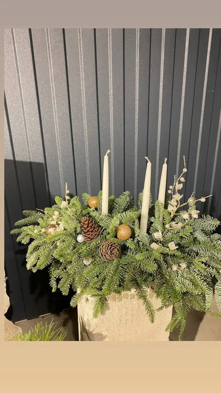 Новогодние украшения и флористические композиции