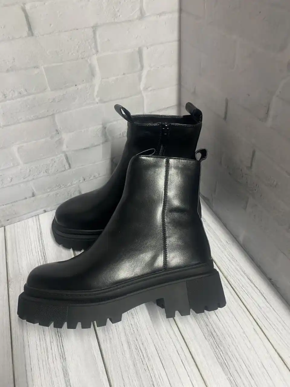 Продам новые зимние ботинки Челси