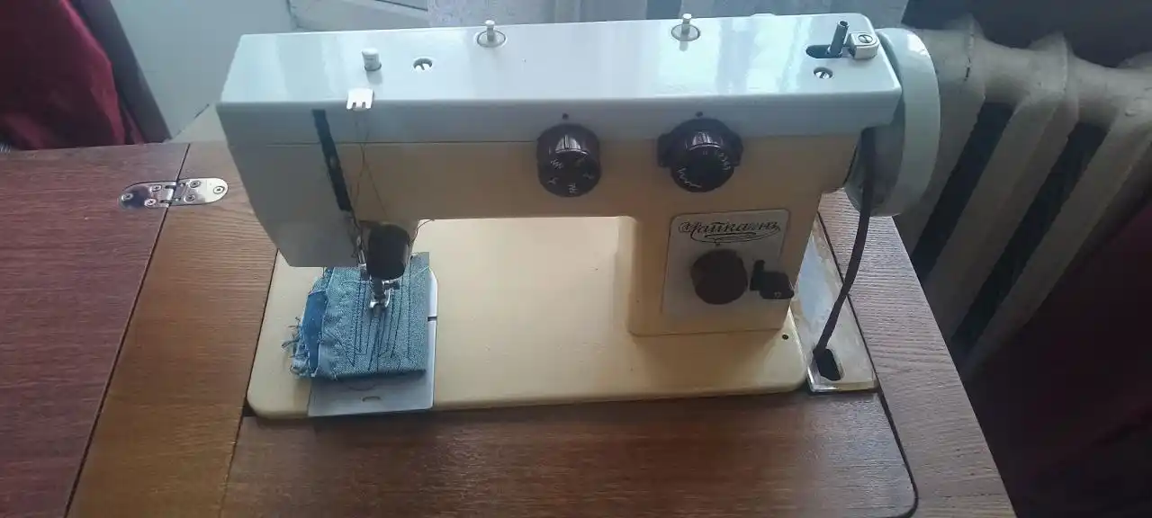 Продам швейную машинку Чайка