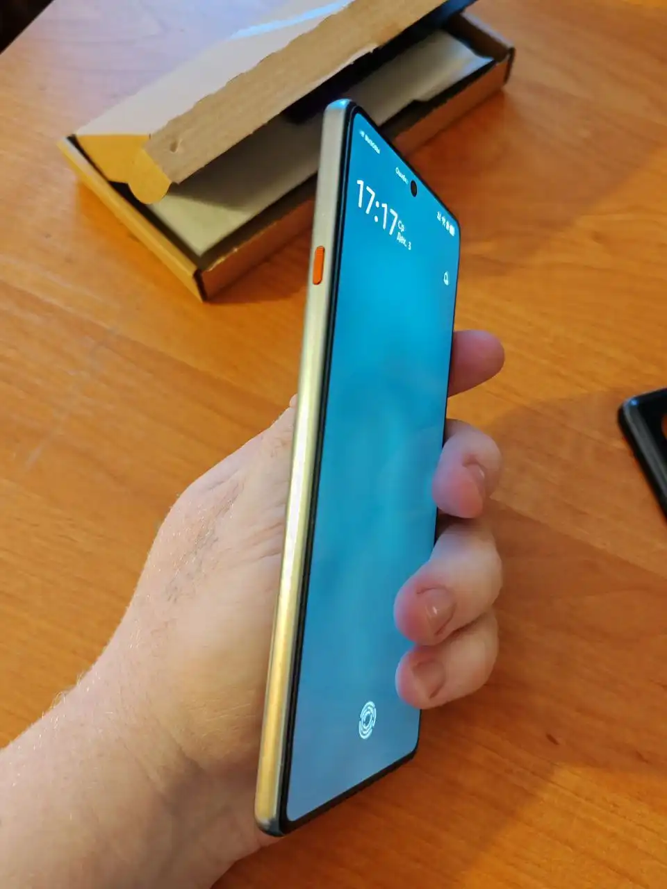 Продам смартфон с быстрой зарядкой, 256 ГБ памяти