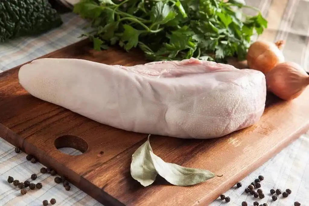 Фермерский говяжий язык - деликатес для праздничного стола