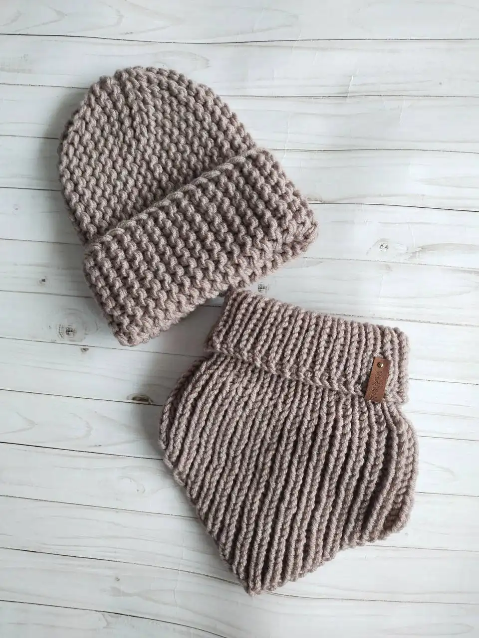 Теплые шапки и манишки на заказ