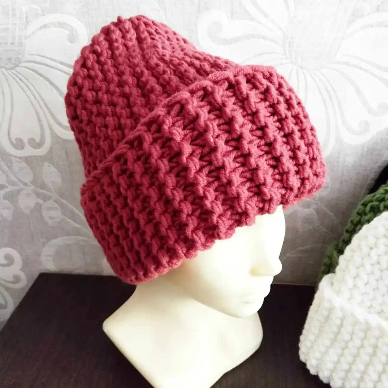 Теплые шапки и манишки на заказ