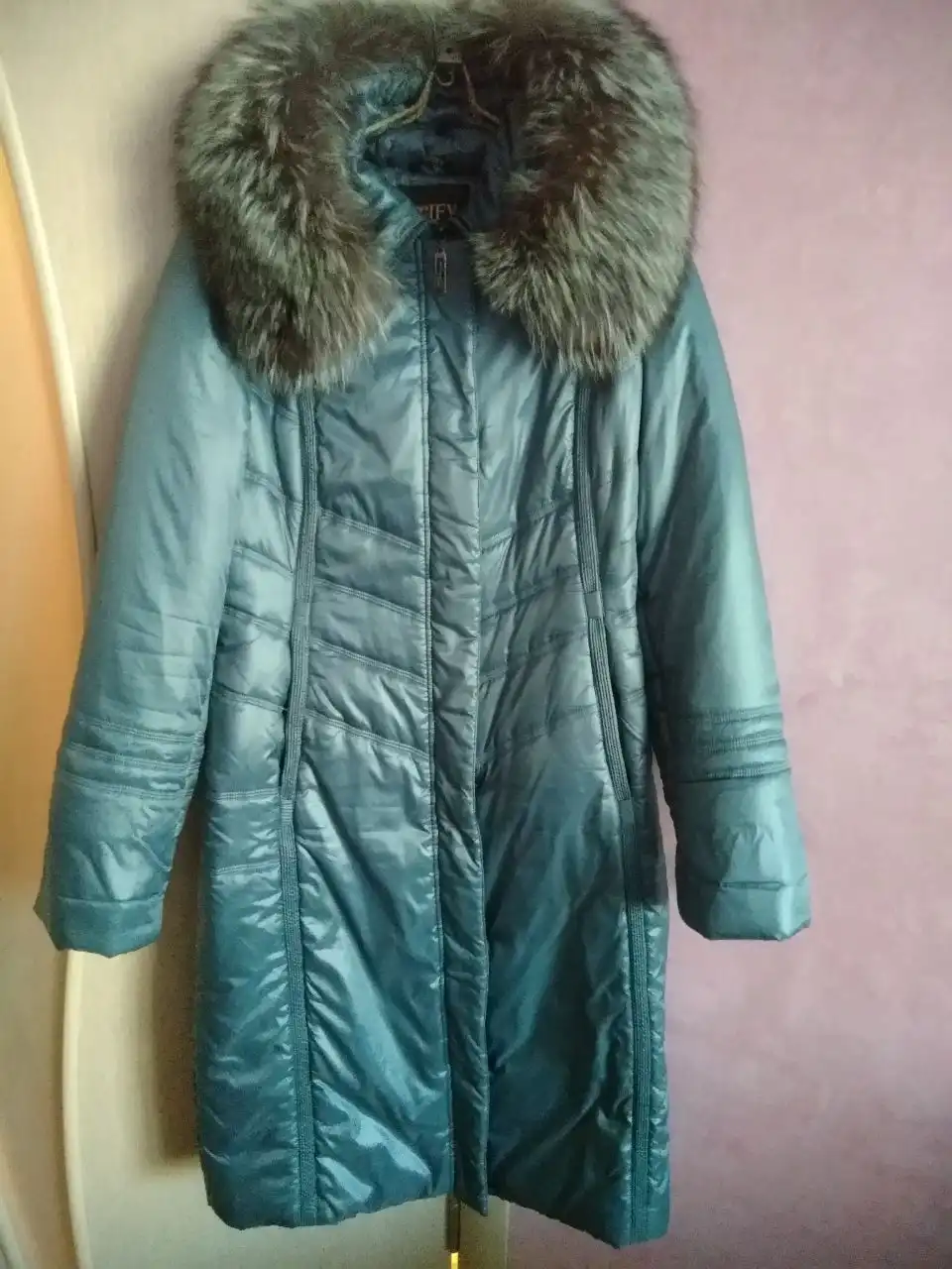 Продам зимний пуховик с капюшоном из песца