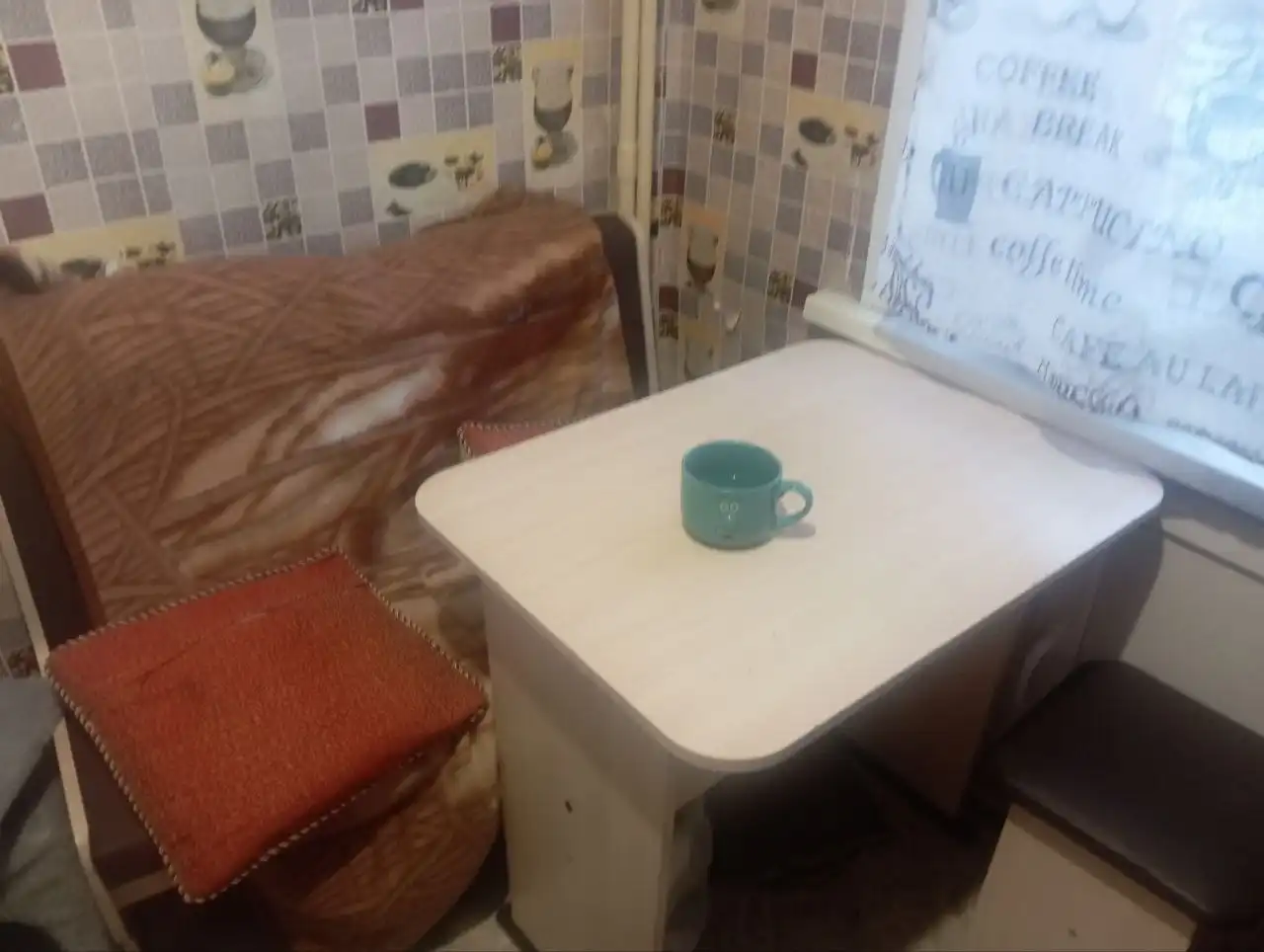 Кухонный уголок: стол, диван и 2 табуретки