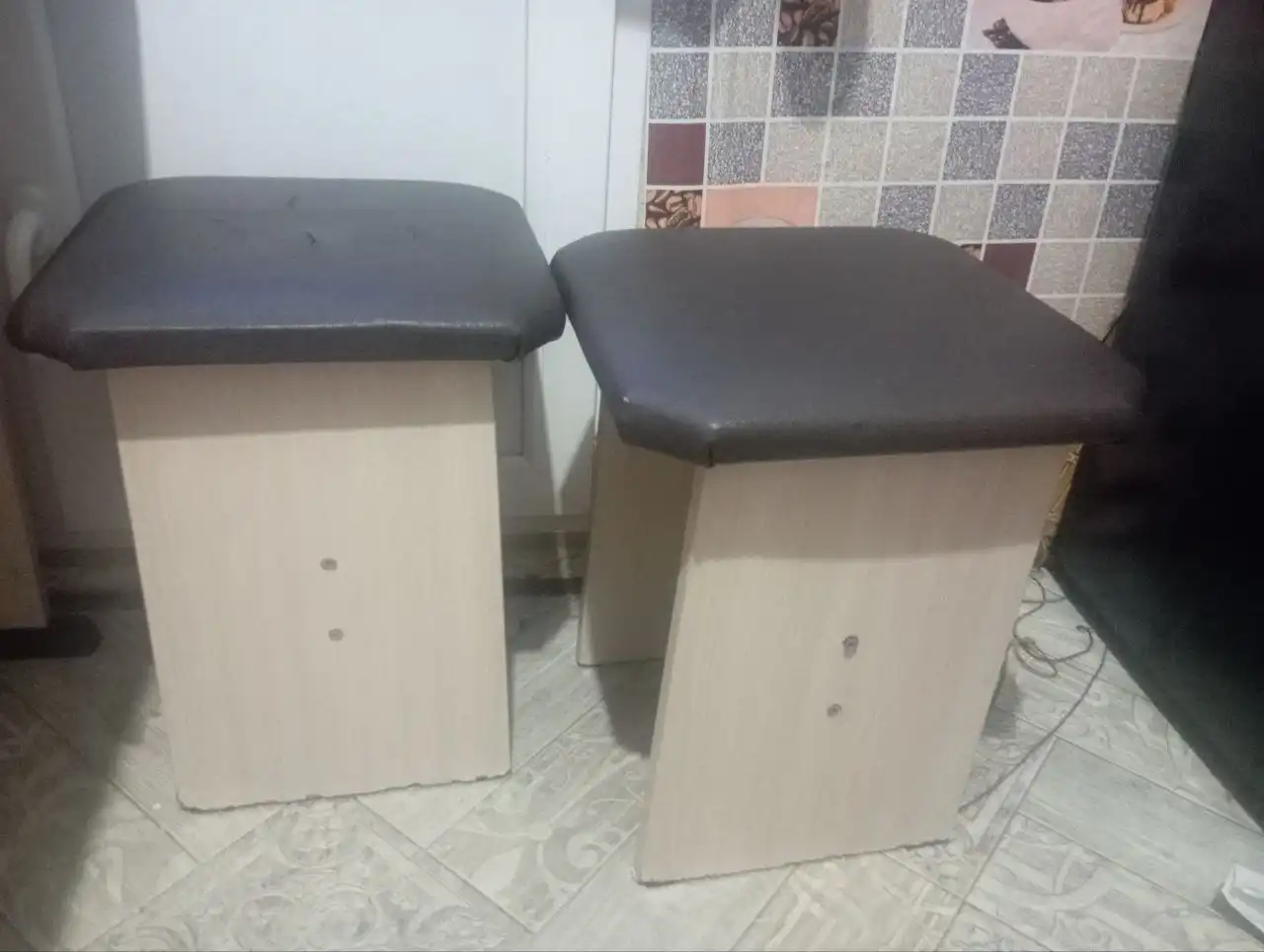 Кухонный уголок: стол, диван и 2 табуретки