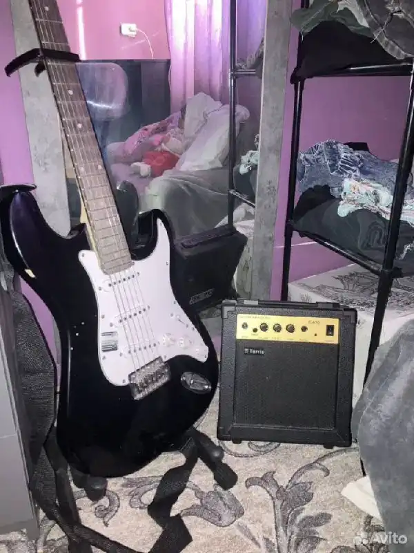 Продам электрогитару Terris стратокастер с аксессуарами