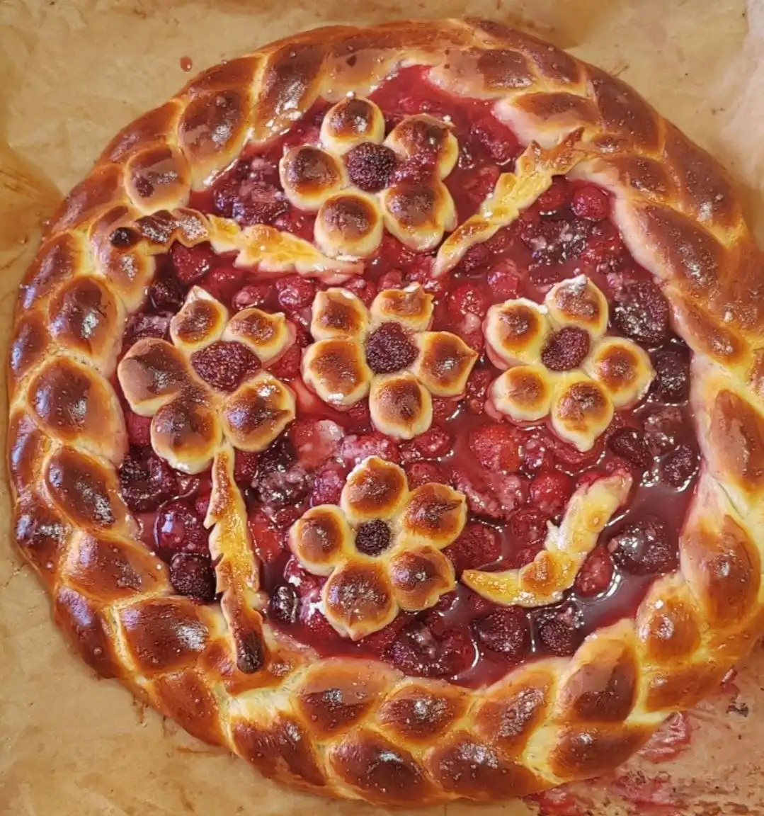 Свежие сдобные пироги с клубникой - Барахолка в Чита