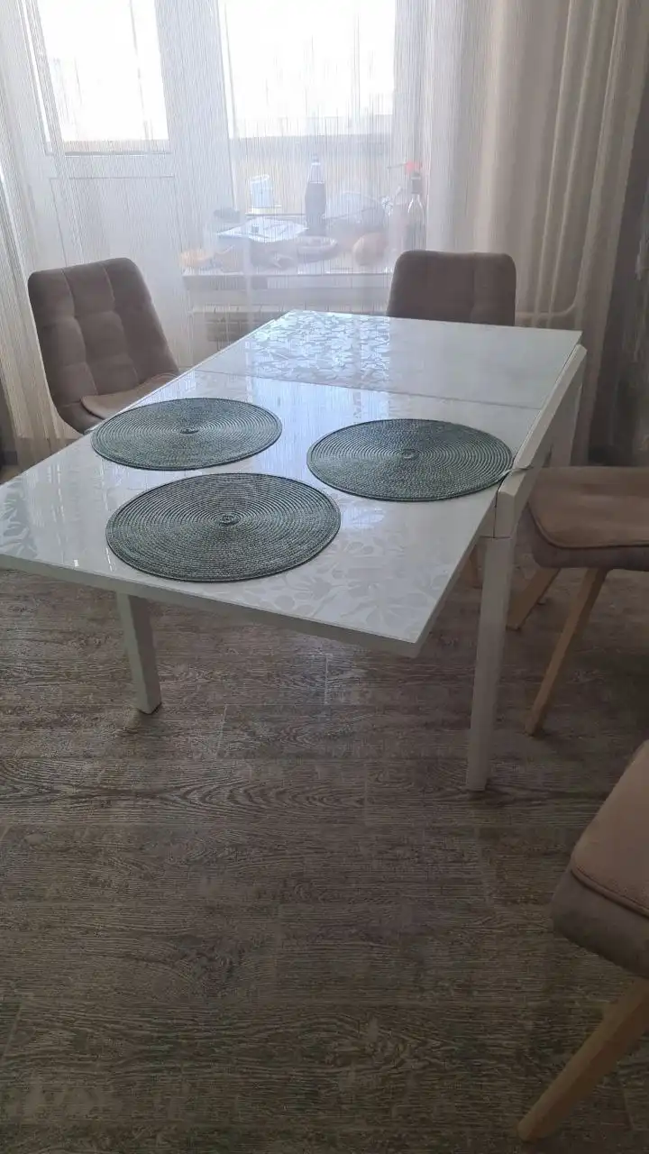 Продам стеклянный раздвижной стол со стульями - Мебель (Барахолка) в Чита