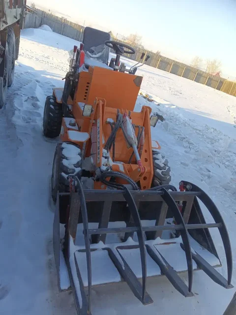 Фронтальный мини погрузчик переломный дизель с челюстным ковшом - Праздничные товары в Чита