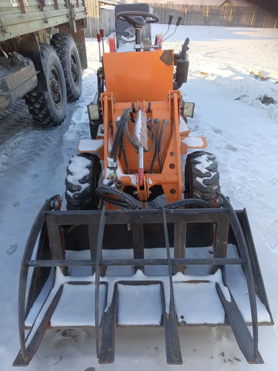 Фронтальный мини погрузчик переломный дизель с челюстным ковшом - Барахолка в Чита