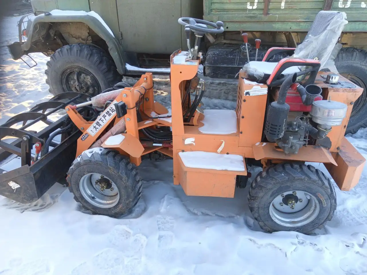 Фронтальный мини погрузчик переломный дизель с челюстным ковшом - Барахолка в Чита