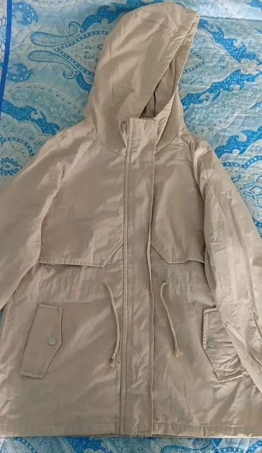 Продажа весенней куртки размера L - Одежда в Чита