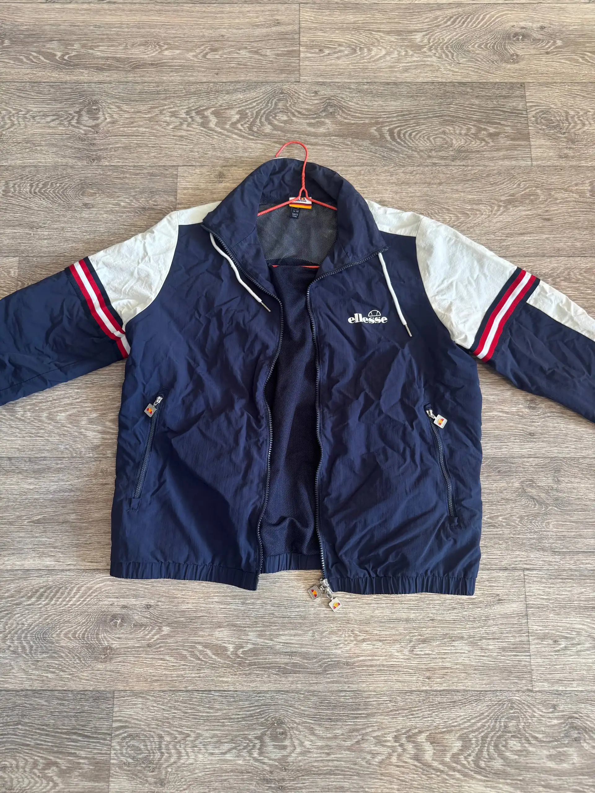 Ветровка ellesse размер 44 - Верхняя одежда (Одежда) в Чита