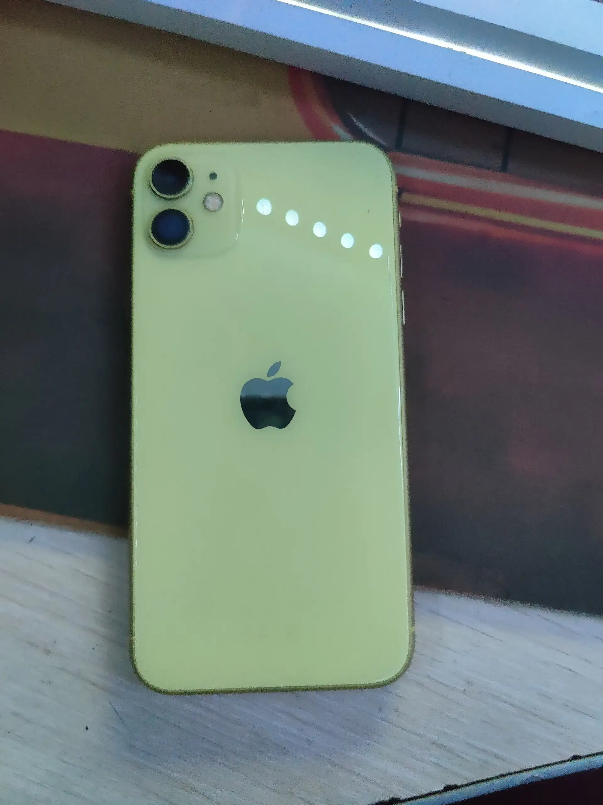 Продам iPhone 11 и OnePlus 8 Pro - Мобильные телефоны (Электроника) в Чита