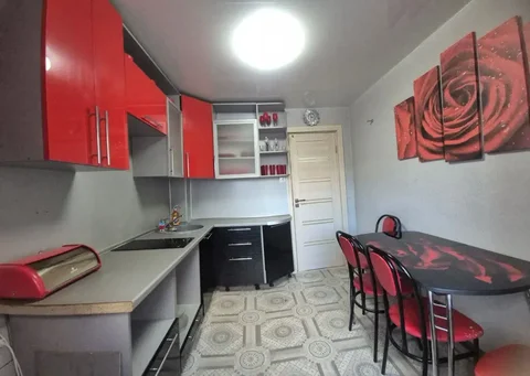 Продается трехкомнатная квартира с ремонтом в кирпичном доме - Коттеджи в Улан-Удэ