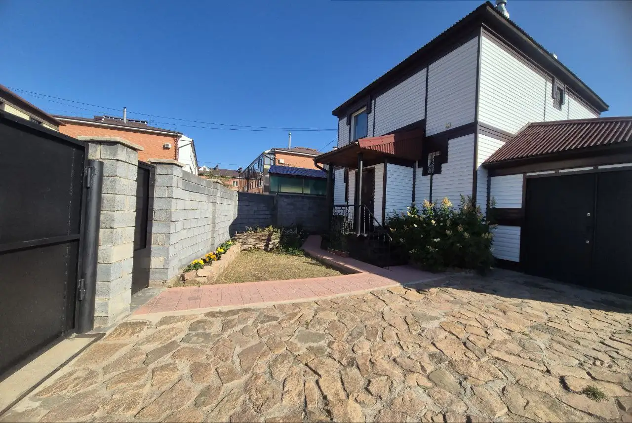 Просторный двухэтажный коттедж в престижном районе на ул. Тобольской - Коттеджи (Недвижимость) в Улан-Удэ