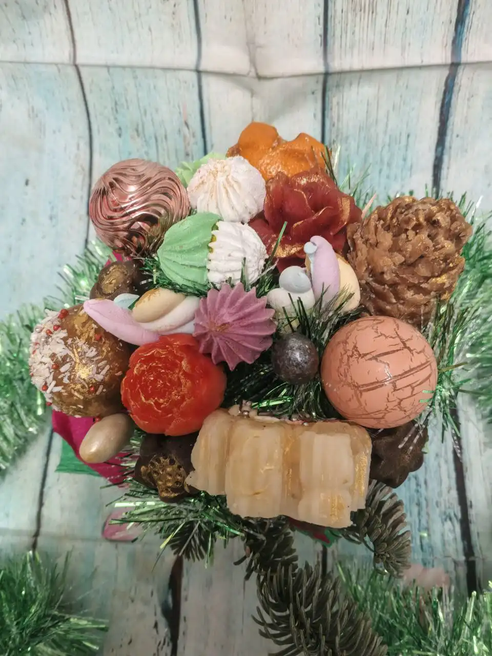 Новогодний букет из сладостей ручной работы