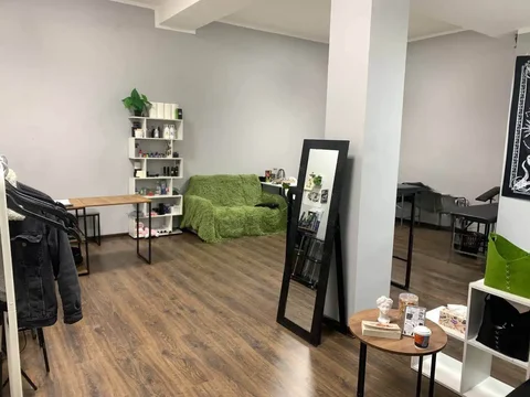 Продажа нежилого помещения 36 кв.м. с ремонтом и арендаторами - Дома, дачи, коттеджи в Улан-Удэ