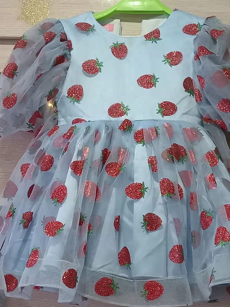 Праздничное платье с блестками и четырьмя юбками