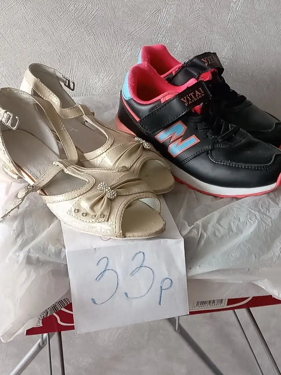 Кроссовки и туфли на каблуке