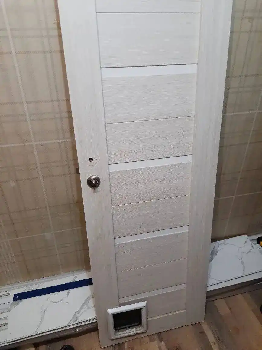 Продам межкомнатную дверь с отверстием для животных