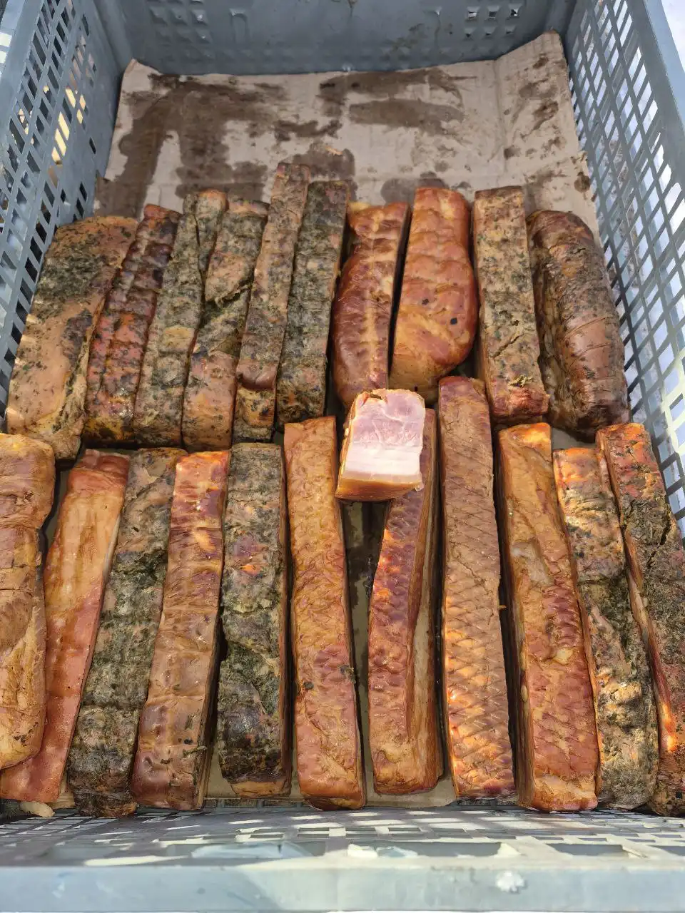 Продажа свежей обрези сыро-копченого бекона и грудинки горячего копчения - Продукты питания (Барахолка) в Красноярск