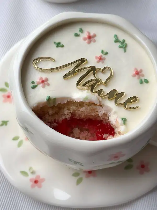 Бенто в кружечке к 8 марта с начинкой ваниль-малина или молочный ломтик - Кулинария (Услуги) в Красноярск