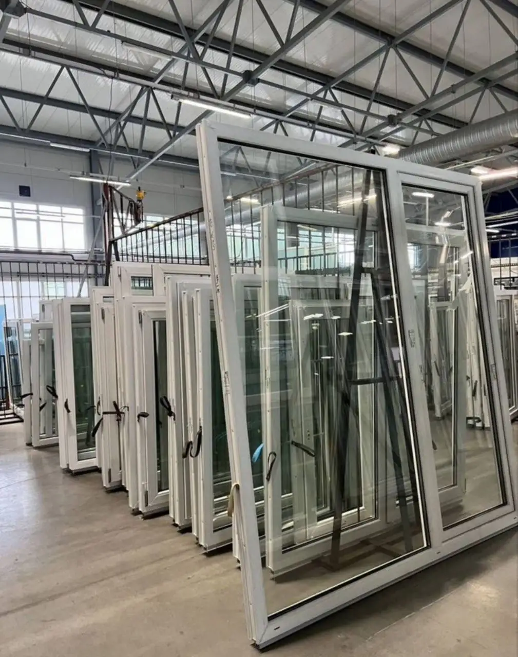 Услуги по установке пластиковых окон и натяжных потолков - Ремонт и строительство (Услуги) в Красноярск