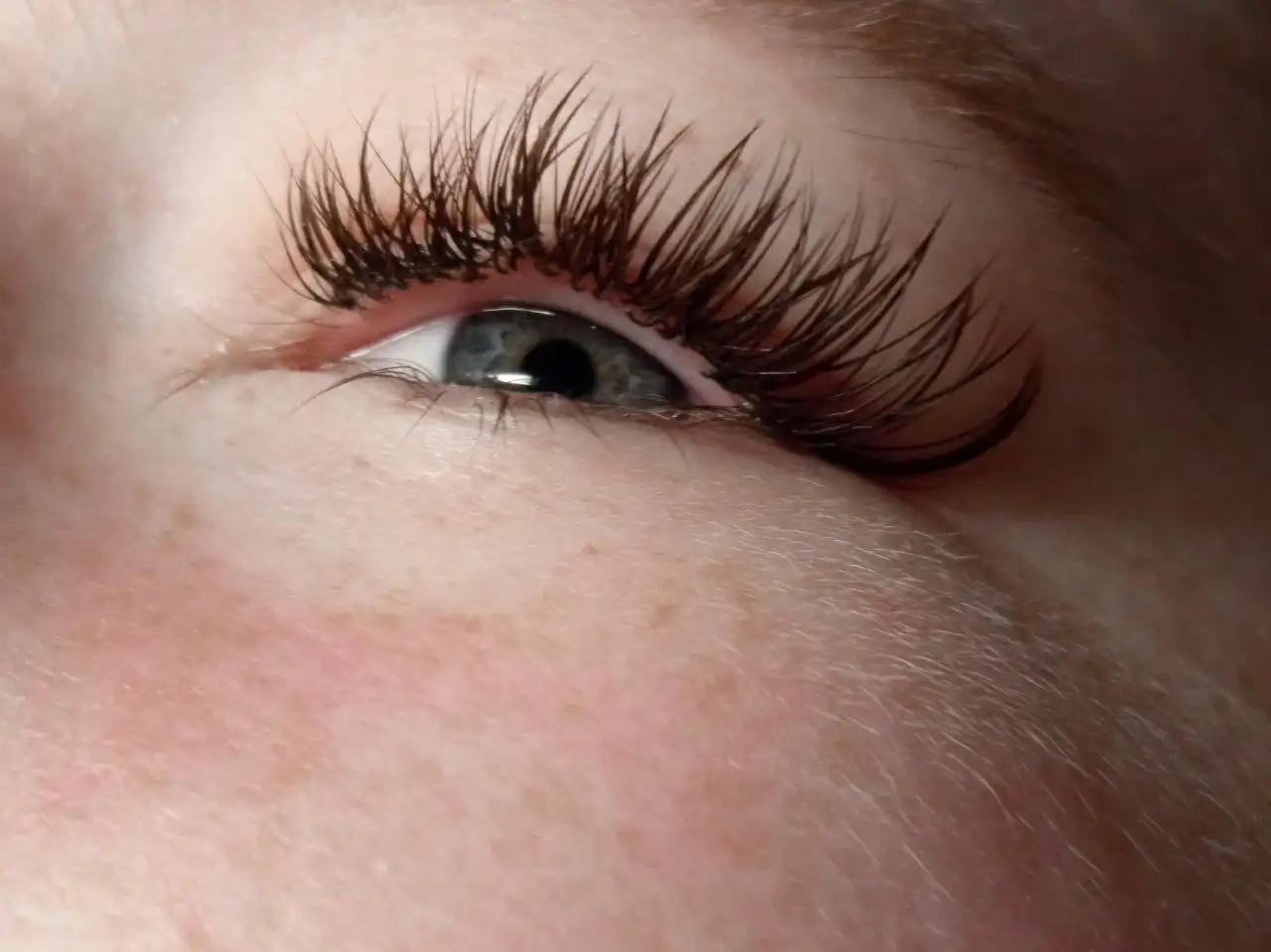 Наращивание ресниц для моделей в Саратове