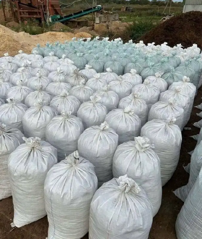 Продажа конского и коровьего навоза - Удобрения (Для дома и дачи) в Неизвестно