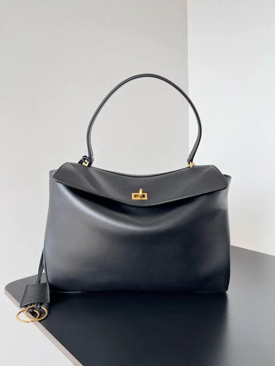 Продажа сумки Balenciaga Rodeo из телячьей кожи - Женские сумки (Одежда) в Неизвестно
