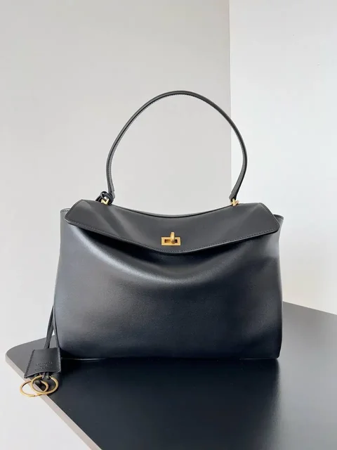 Продажа сумки Balenciaga Rodeo из телячьей кожи - Толстовки и свитеры в Неизвестно