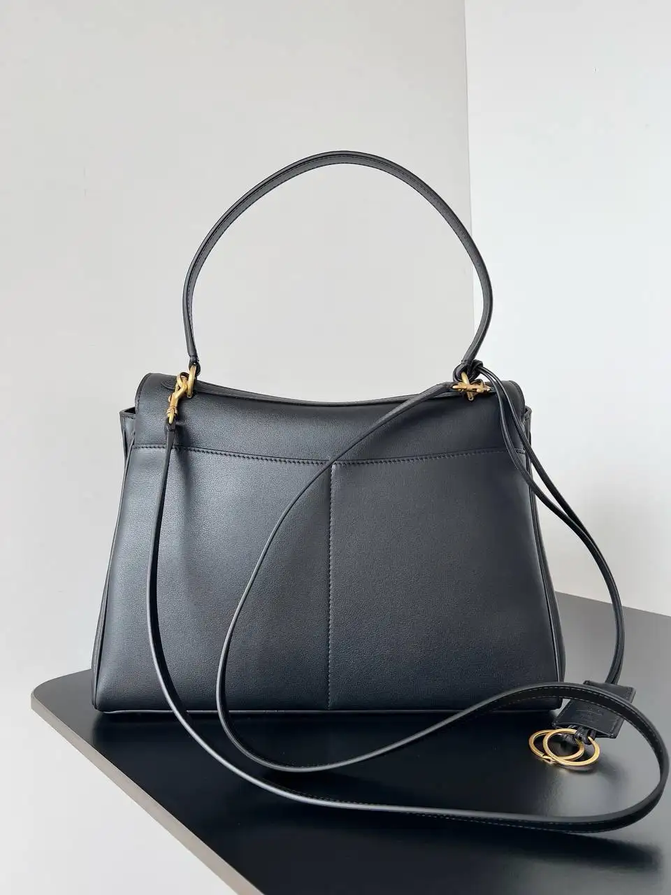 Продажа сумки Balenciaga Rodeo из телячьей кожи - Женские сумки (Одежда) в Неизвестно