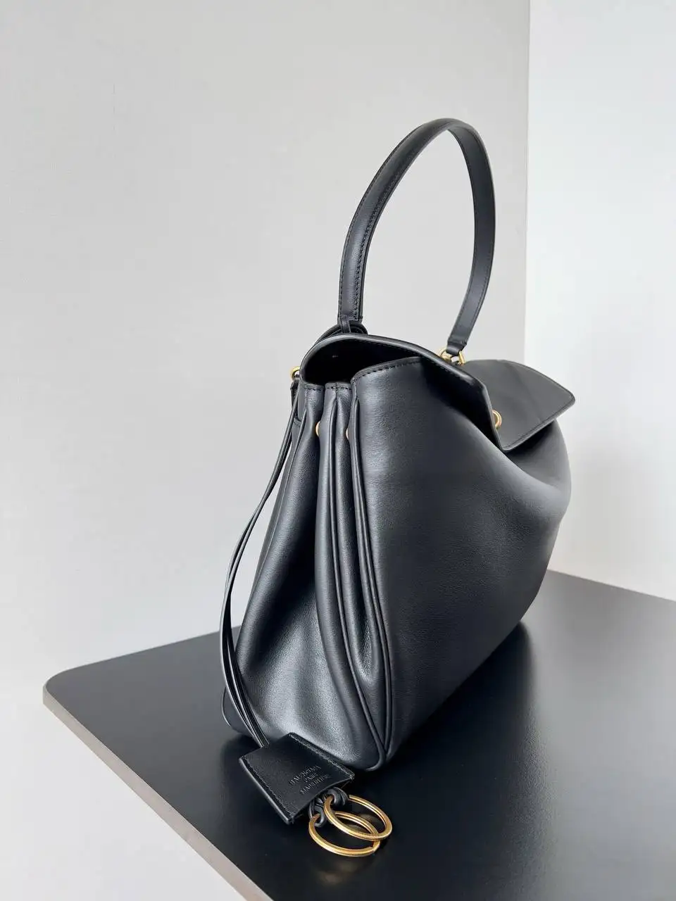Продажа сумки Balenciaga Rodeo из телячьей кожи - Женские сумки (Одежда) в Неизвестно
