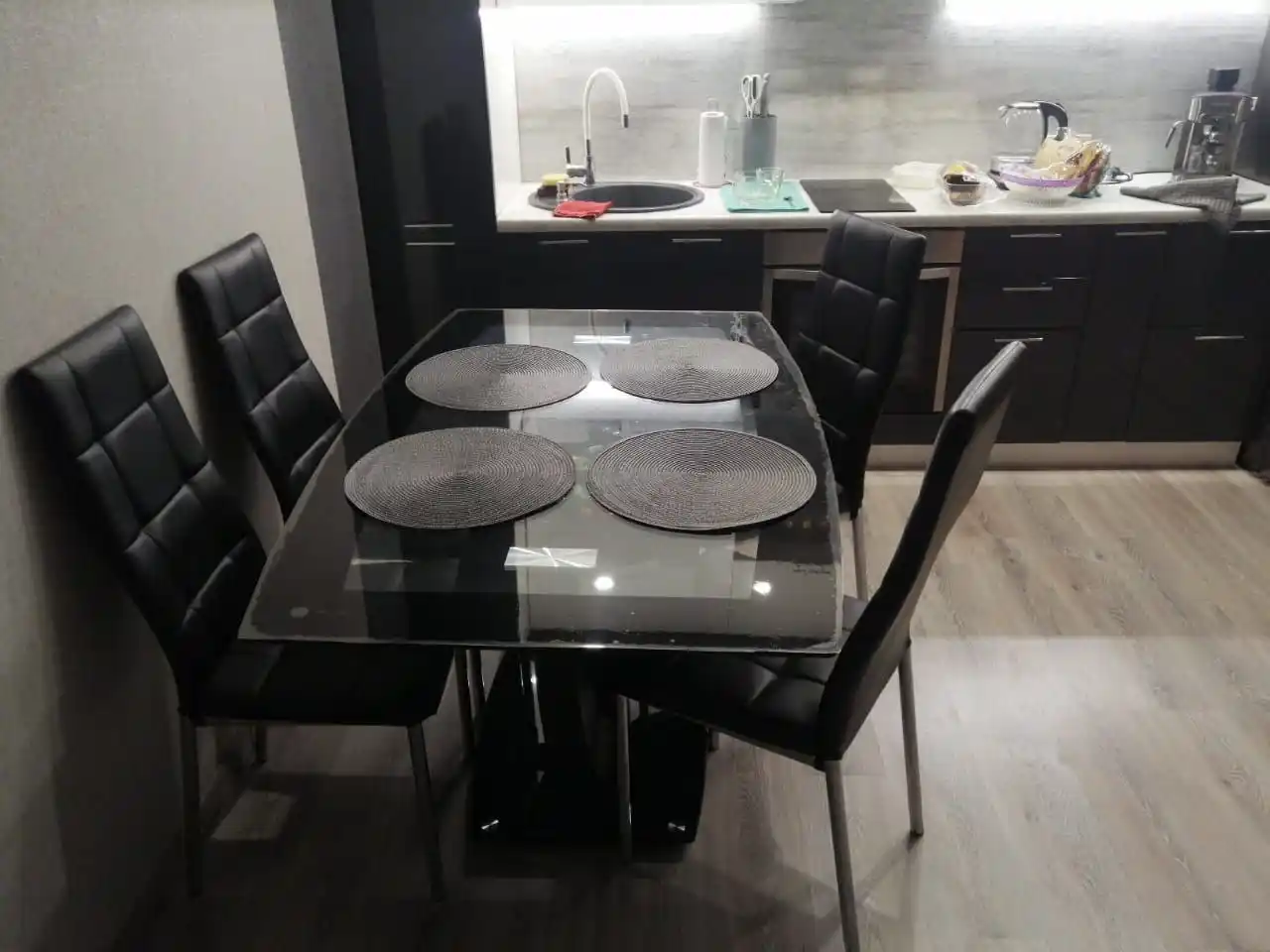 Стол со стульями