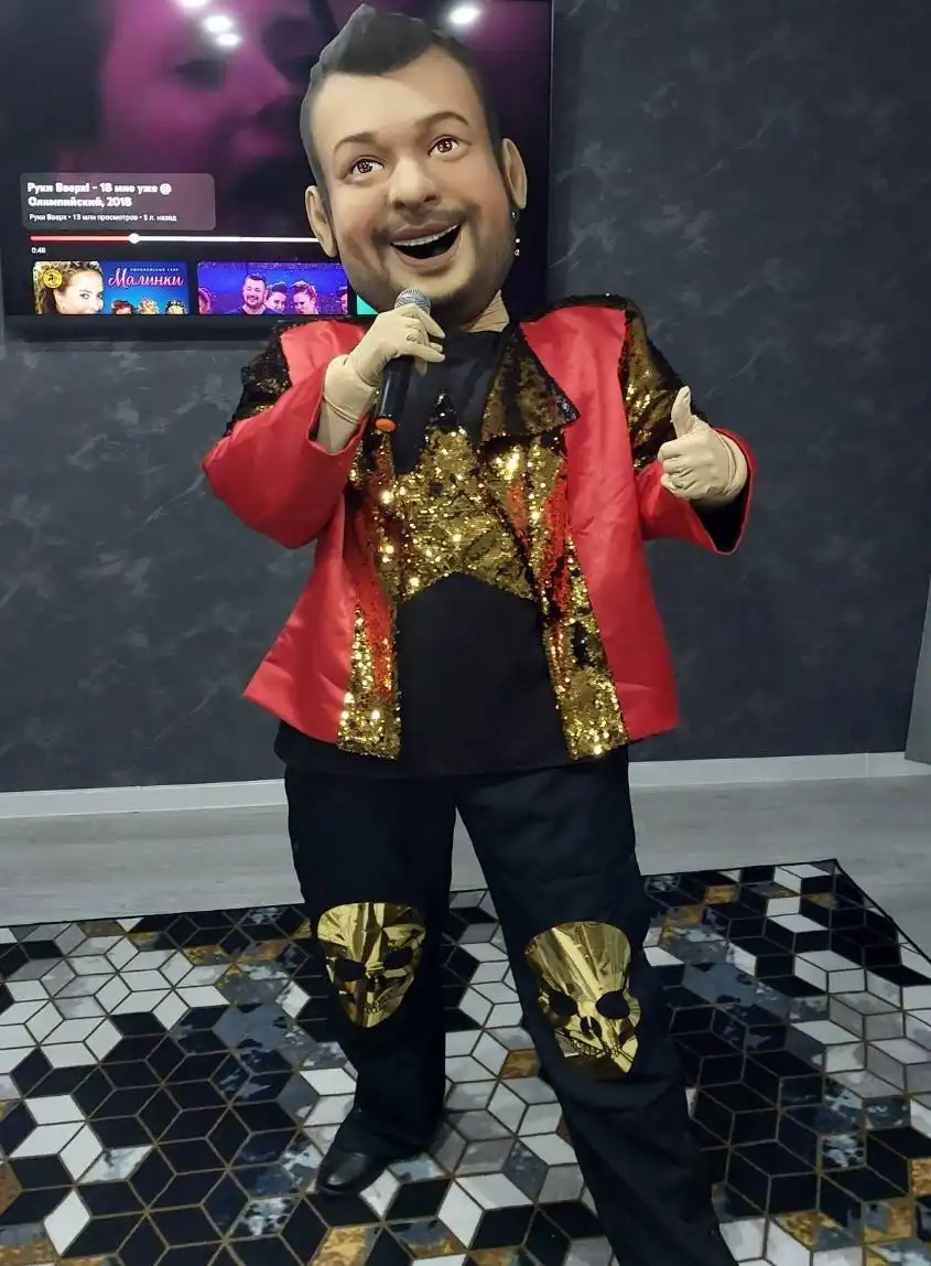 Поздравление с музыкальным сопровождением, танцами и фотосессией