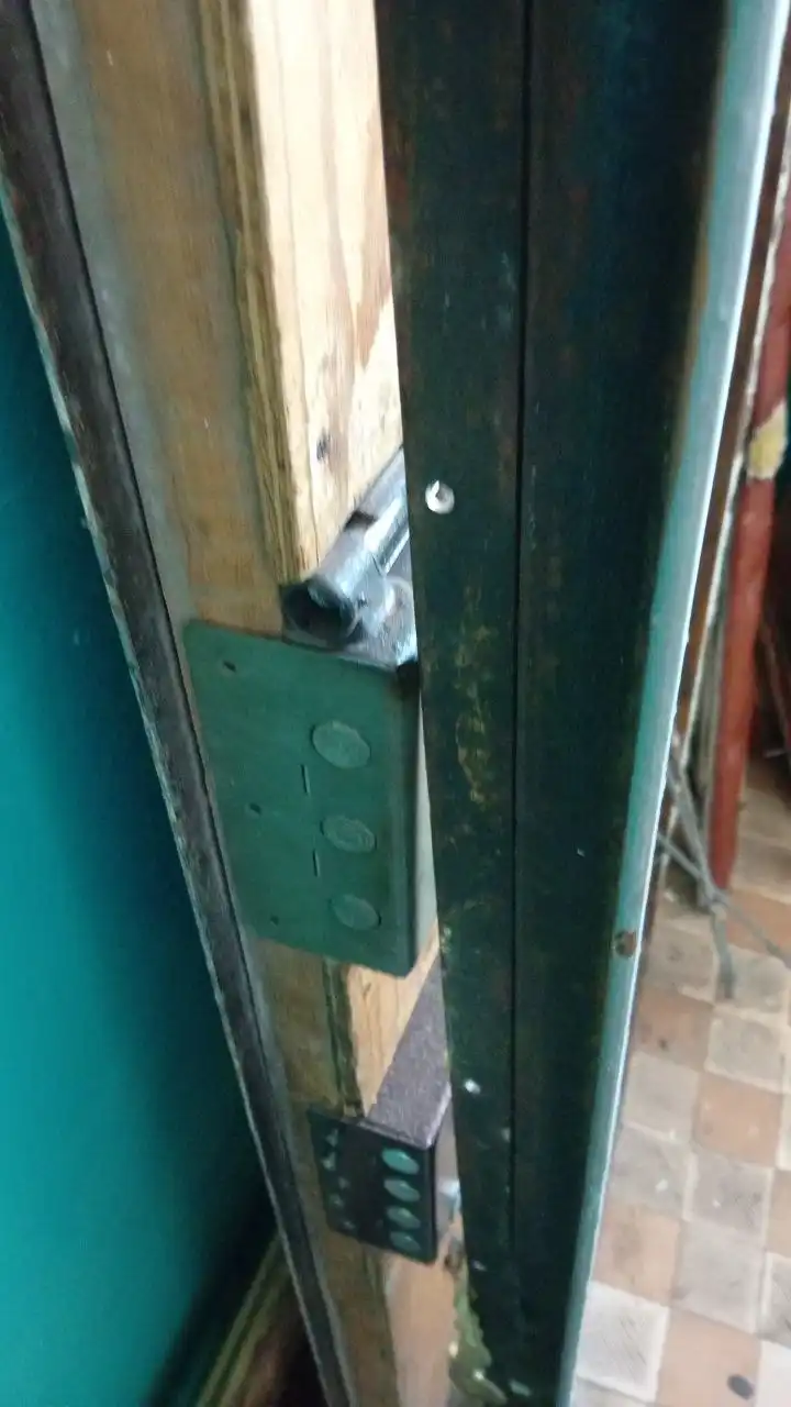 Продажа правой двери с замками и без - Запчасти (Авто) в Братск