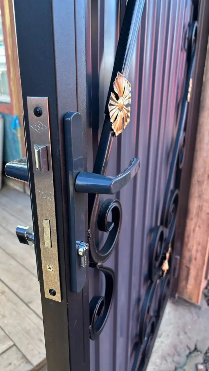 Распашные ворота с установкой в Братске - Монтаж и установка (Услуги) в Братск