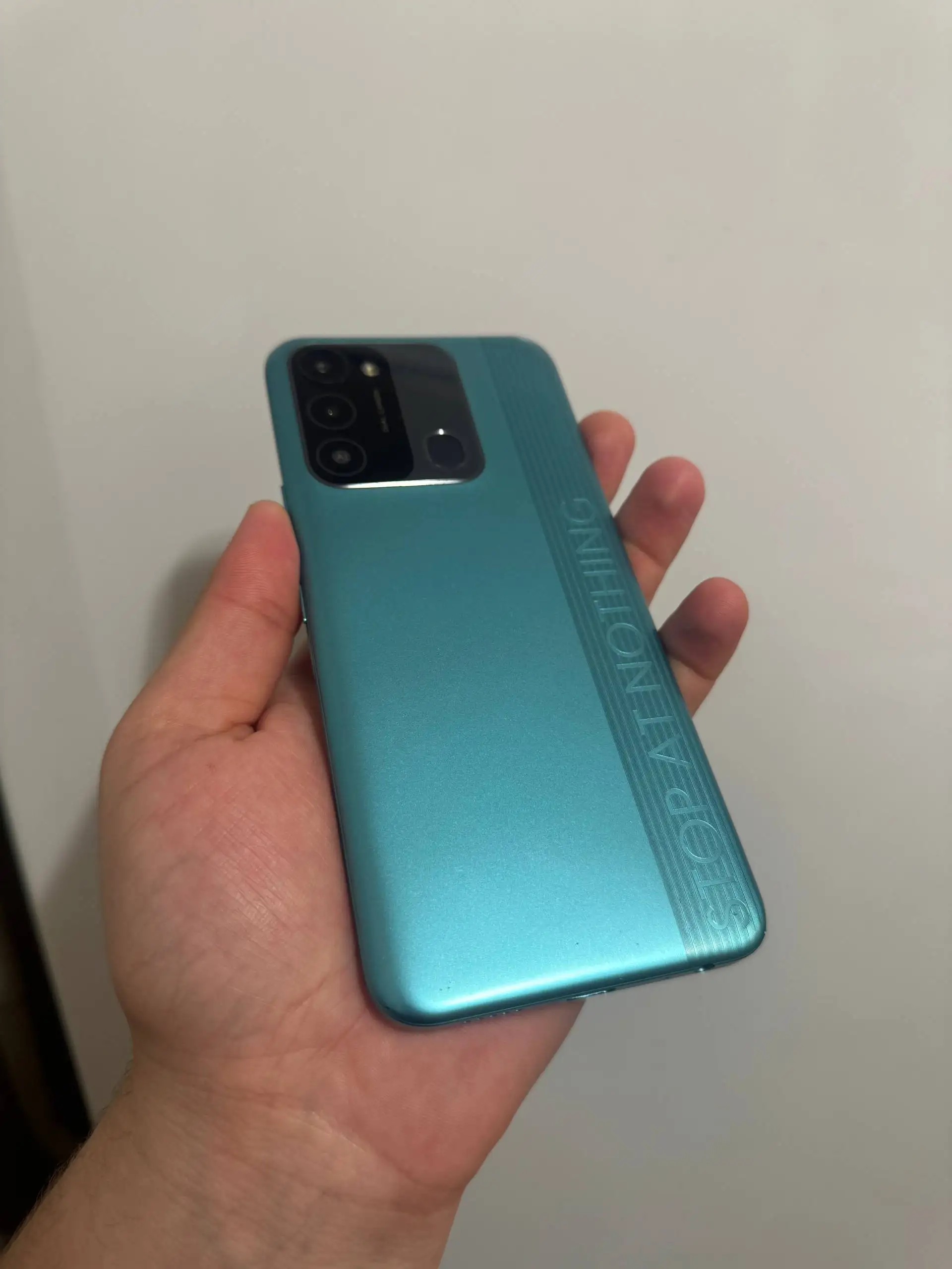 Продам два бюджетных смартфона Realmi C21-Y и Techno Spark 8C - Смартфоны (Электроника) в Братск