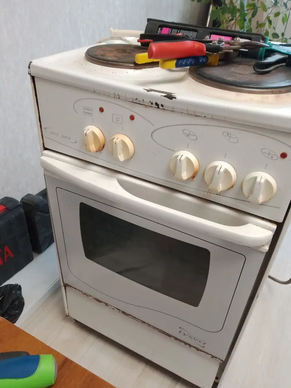 Отдам швейную машинку и печку - Бытовая техника (Барахолка) в Братск