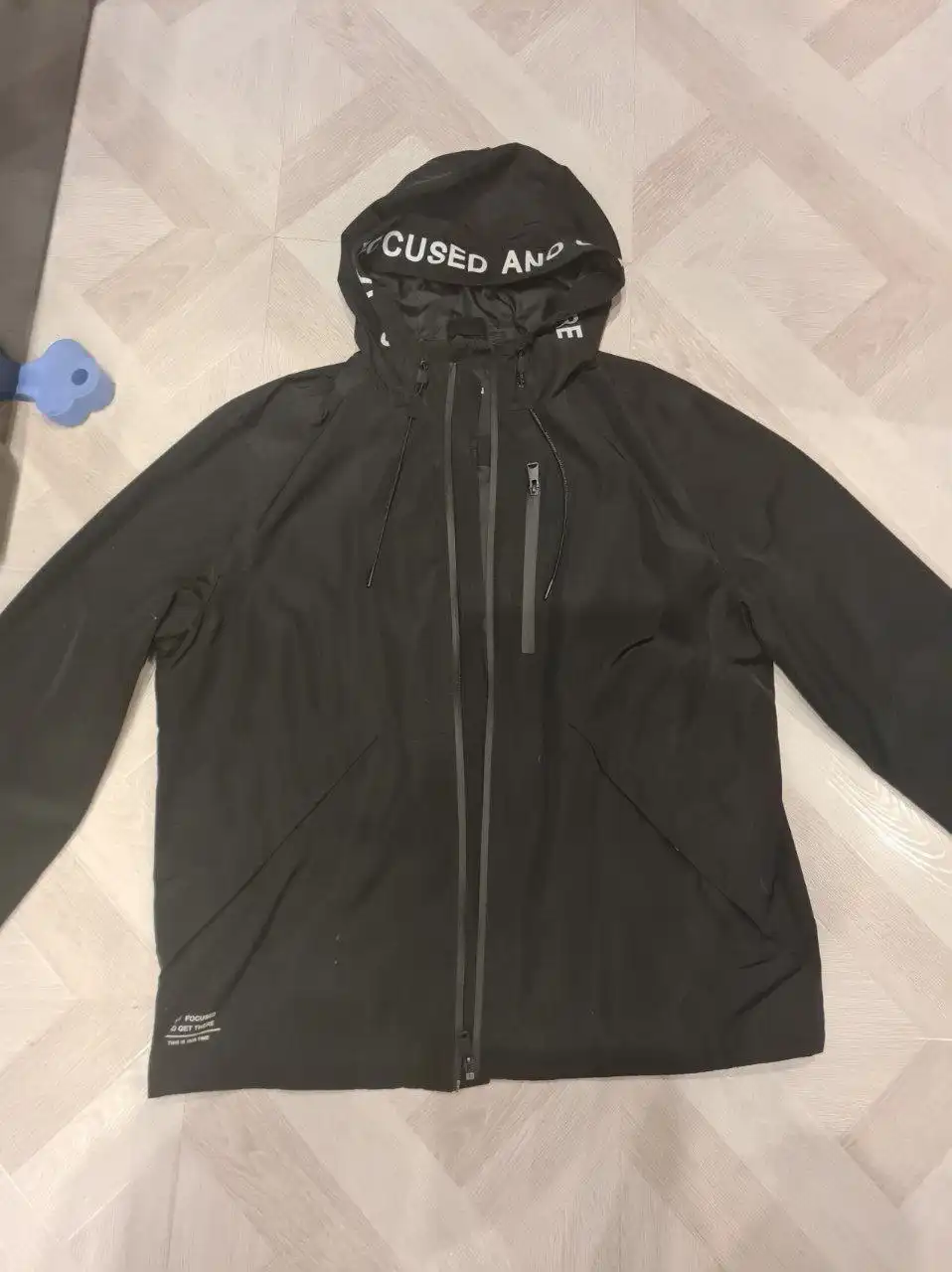 Мужская ветровка в состоянии нового