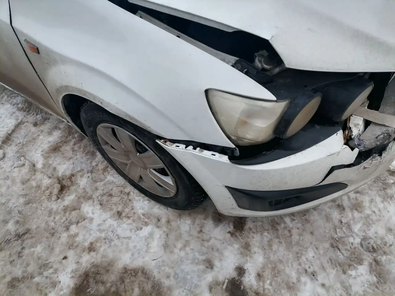 Chevrolet Aveo 2012 с повреждением после ДТП