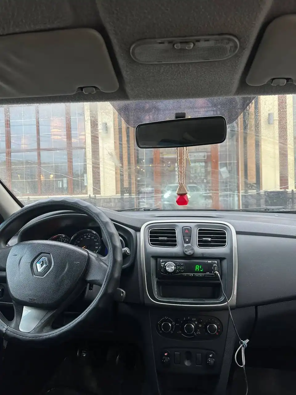 Продается Renault Logan 2015 1.6MT в отличном состоянии - Легковые автомобили (Авто) в Санкт-Петербург