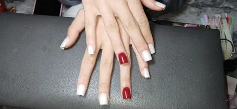 Услуги ногтевого сервиса для моделей в Саратове - Парикмахерские услуги в Саратов