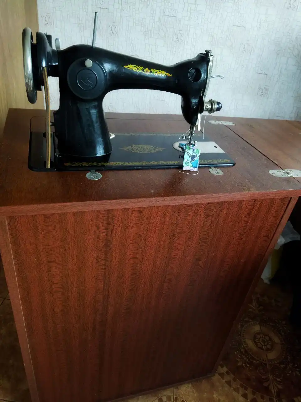 Кабинетная швейная машинка с ножным и ручным приводом - Швейные машины (Барахолка) в Энгельс